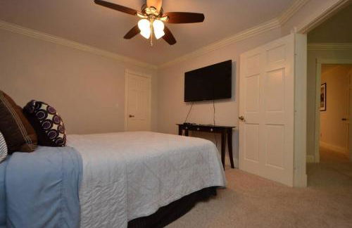 Crosby Backyard Oasis with Weekday Specials! - Foto 10