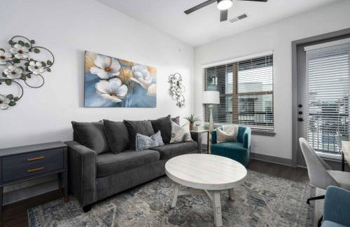 Luxury Apartment with Pool, Restaurants, Shopping) - Photo 1