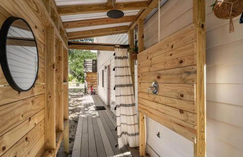 Couples Retreat with Hot Tub, Beach Cruisers, Spa Bath - Foto 46