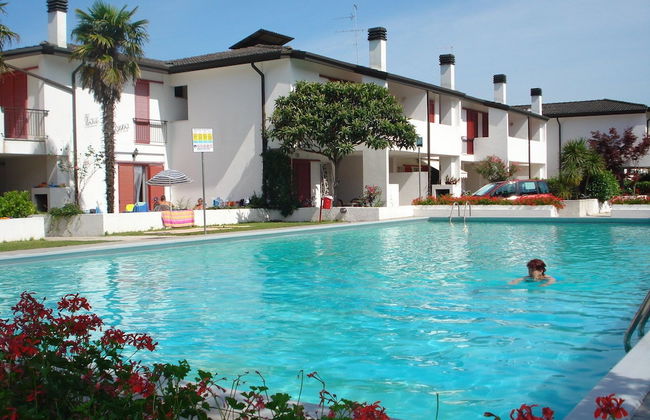 Villa in Front of the Pedestrian Area With Pool - Foto 11