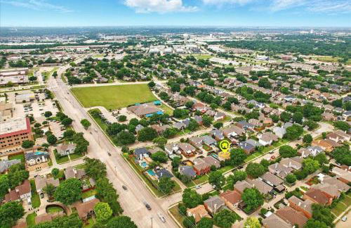 Newly updated 5BR/2.5BA w/pool sleep 16 ppl• - Photo 4