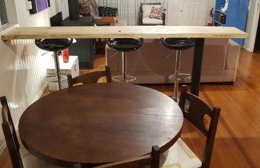 CASA FULL, CENTRO, 130m quadrados, 9 Pessoas, Wi-Fi, 3 Qtos, Churrasqueira e Apetrechos, Cozinha-Sala Integrados, 2 Banheiros, Varanda e Jardim, Garagem Coberta, Estac Interno 3 Carros, Lareira de Alta Performance e Fogão de Ferro, Área nos Fundos - Foto 10