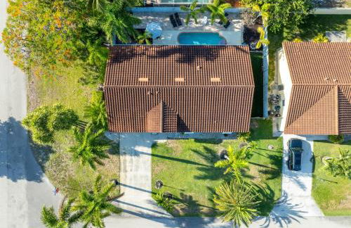 Charming Heated Pool Home - 3 miles to the Beach, Pet and Family Friendly -Available Year Round! - Photo 32