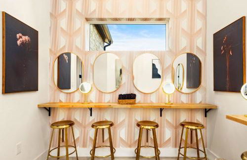 Designer Home with Hot Tub BBQ & Hill Views - Foto 6