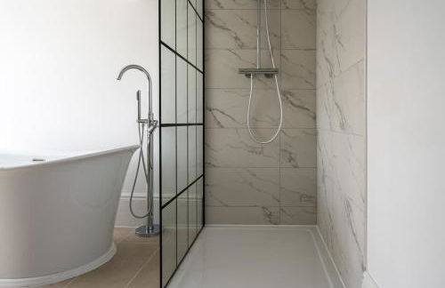 Luxury Penthouse Retreat with Epic Ocean Views & Log Burner - Foto 46