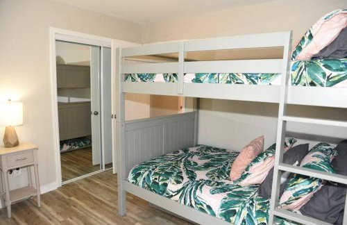 Classic Colonial Home near Main Street - Foto 32