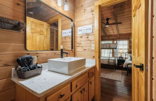 Modern Cabin with Luxury Gym, Firepit + Game Room! - Foto 67