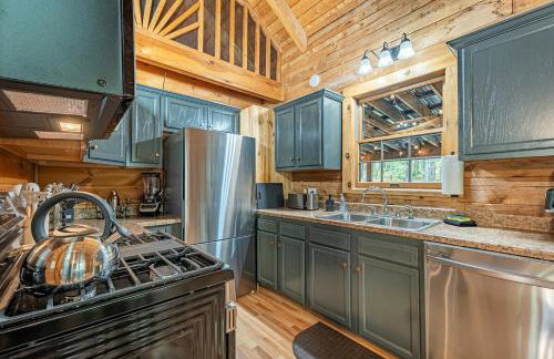 Log Cabin with Hot Tub, Game Room-10 min to NRG - Foto 12