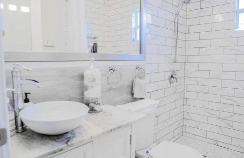 Soothing Blues in Peaceful 2BR 1BA Cottage - Foto 15