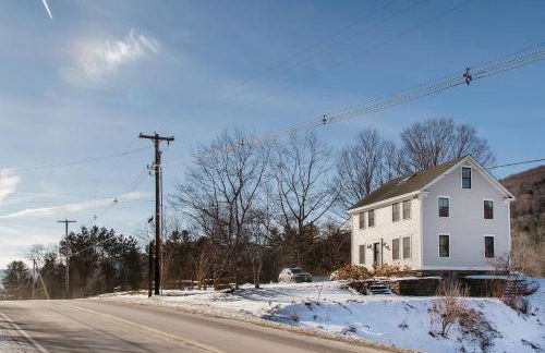 Go Skiing or Hiking from an Enchanting, Light-Filled Home - Foto 17