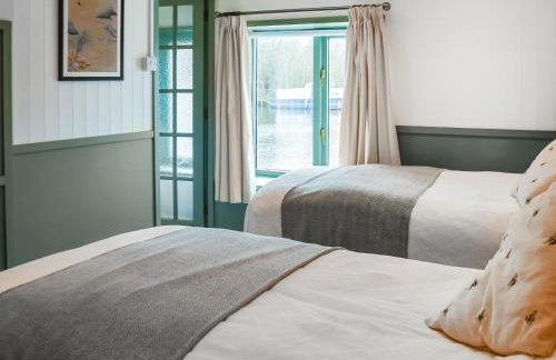 Riverside Retreat - Photo 15