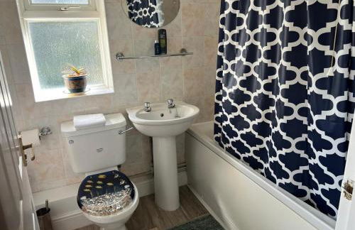 Comfy, king bed families & Contractors welcome - Foto 15