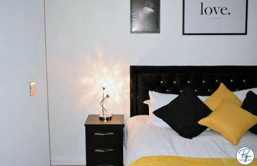 Penthouse - Amazing City Skyline Views - Balcony - FREE extra 2 hours - FREE Parking - Utilita Arena - Bullring Shopping - New St Station- Super King Size Bed - Foto 13