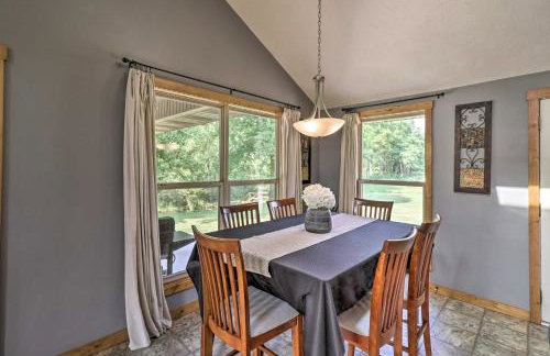 Mountain Home Cottage with Deck on White River! - Foto 9