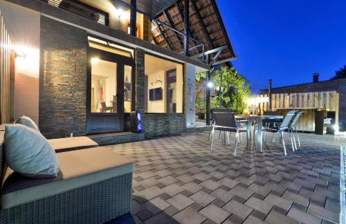 Twin Oasis Retreat with Pool & Spa - Happy Rentals - Foto 47