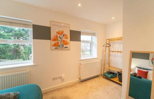 Modern 4-Bedroom Home, Ideal for Relocation, Ideal for Leisure Stays, Guests 8, Free WiFi - Foto 13