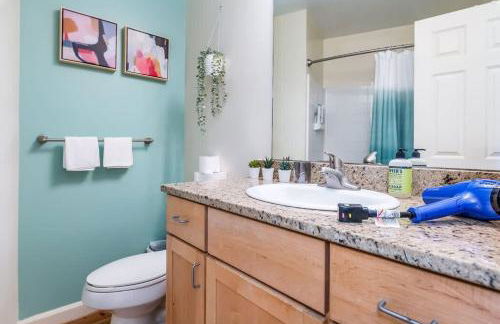 100 Year-Old Historic Brick 2BR Loft & Large Patio & Hammocks & High Ceiling - Foto 67