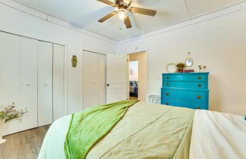 Updated Cabin with 2 Suites, Fire Pit and Forest Views - Foto 28