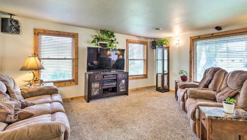 Family Home with Hot Tub - Walk to Johnson Lake! - Foto 4