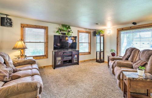 Family Home with Hot Tub - Walk to Johnson Lake! - Foto 4