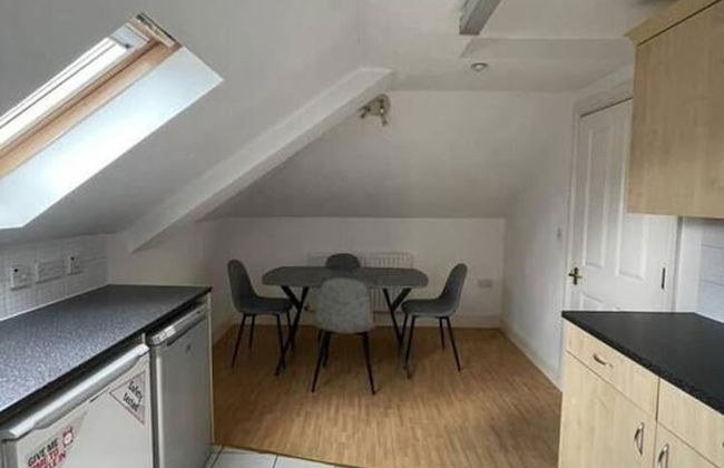 Central top Floor 2-bed Apartment in Swindon - Foto 5