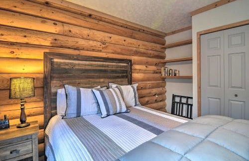 Secluded Gaylord Cabin with Deck, Fire Pit and Grill! - Foto 12