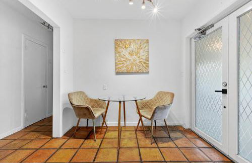 Sunny 2-Bedroom Miami Retreat with a Bright, Spacious Living Area & Relaxing Outdoor Seating - Foto 10