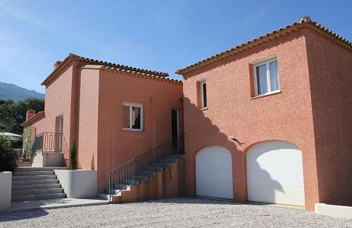 Modern 4 bedroom villa, air-conditioning, swimming pool, private gardens - Photo 1