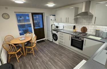 Northampton 2 King Bed SKY TV Driveway Earls Barton - Photo 7