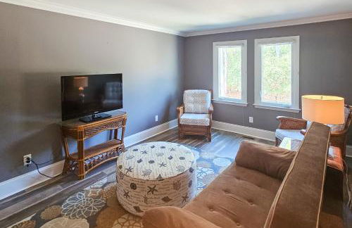 Marina and Pool Roomy Golf-View Home in Southport - Foto 19