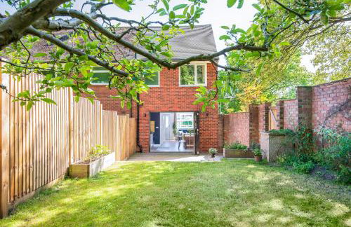 2 bed house close to Town Centre - Photo 10