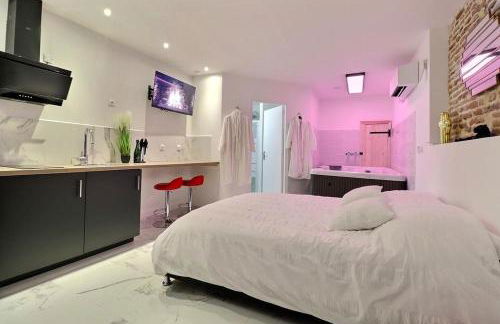 Love Room avec Jacuzzi Privatif Évasion Romantique à Castelsarrasin - Foto 1