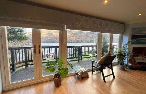 WATERSIDE 3 BED COTTAGE, HOT TUB, SAUNA, PVT BEACH - Foto 32