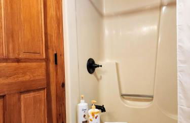 Stylish Forest Lodge with Large Hot Tub, Firepit and Fireplace minutes to Gore Mountain - Foto 33