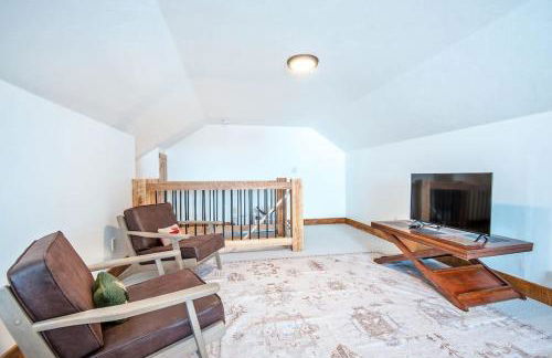 Family Fun Fireplace & Huge Deck - Photo 38