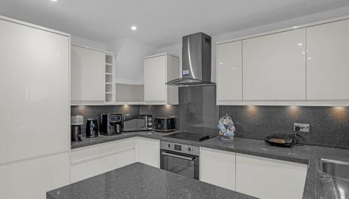 3BR Home for 6 in Rainham, Parking & Wi-Fi - Foto 4