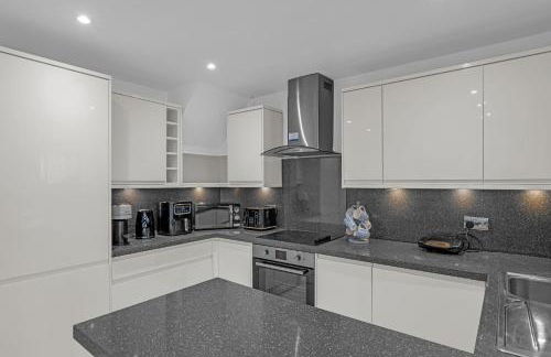 3BR Home for 6 in Rainham, Parking & Wi-Fi - Foto 4