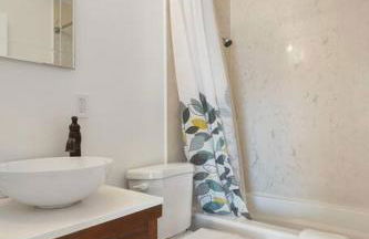 Mountain View 2BR Retreat with Private Deck - Foto 8