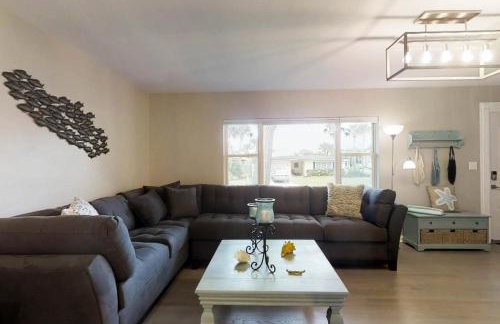 Beach house & backyard oasis with private pool - short walk to beach - Foto 6