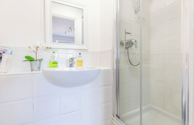 Skyline Haven Modern 2BR w/ Free Parking & 4kTV - Photo 71