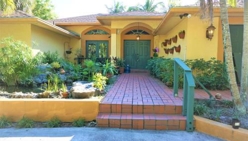 JUPITER WATERFALLS - NEWLY UPDATED - TIKI HUT, FIRE PIT, KITCHEN, POOL HEATER and MORE - Photo 4, Garden