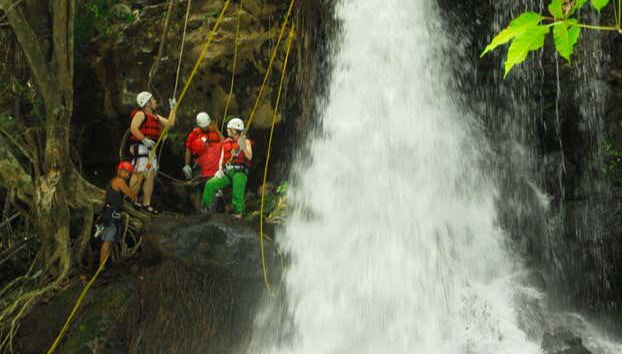 Pratiquez la descente en rappel dans deux cascades