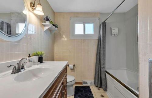 Family Fun Pool Central Airport - Photo 23