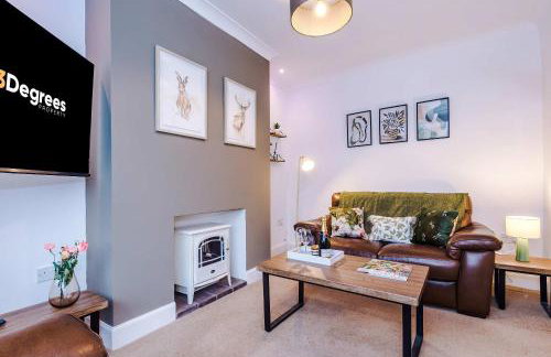 Spacious 3 Bed Home in Great Location by 53 Degrees Property - Ideal for Business with Parking - Foto 1