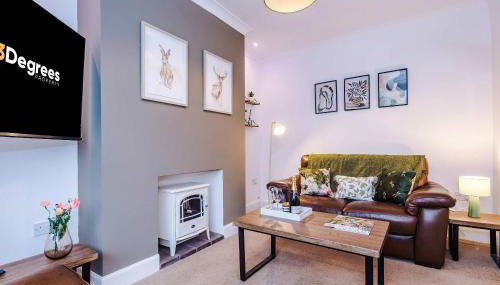 Spacious 3 Bed Home in Great Location by 53 Degrees Property - Ideal for Business with Parking - Foto 1