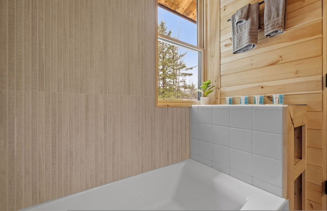 Ski Cabin w Hot Tub Gas Fireplace Near Cranmore - Photo 37