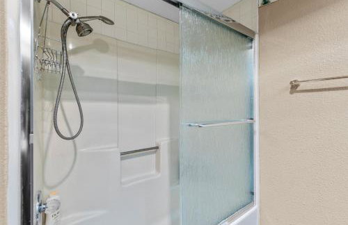 Charming Country Club Condo with Loft & Fireplace - Foto 13