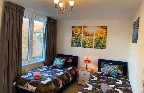Homely, Cosy & Contemporary 4 BDR house with Garden & Parking 5 mins drive to Addenbrookes & Papworth hospitals & Bio Medical campus - Foto 13