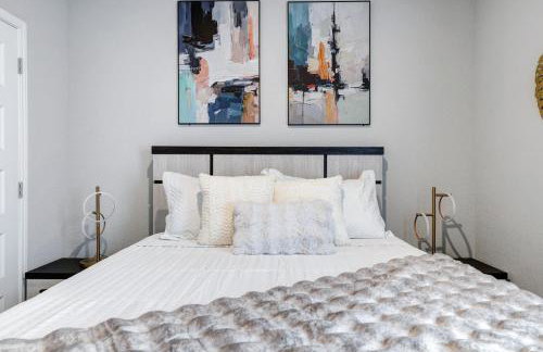 Stylish Hot Tub Retreat BBQ Yard Games WiFi Pets - Foto 39