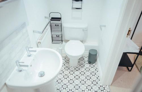 5 Bed Family Home- Free Parking - Foto 16